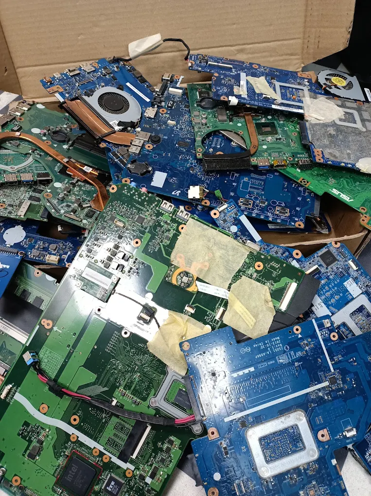 Cartes mères d'ordinateurs portables défectueuses en attente de réparation en atelier